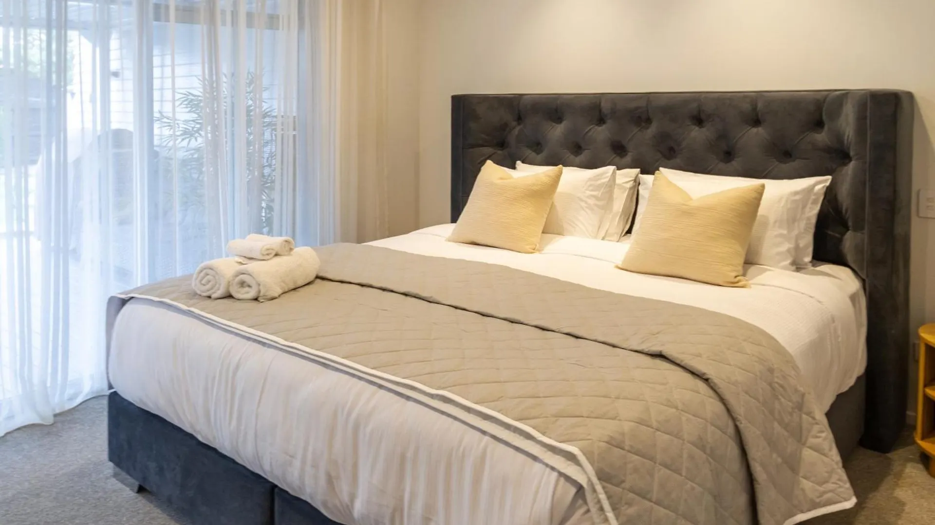 Private Family City Retreat, Sleeps 8 Christchurch